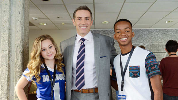 Exclusive Images of Super Bowl MVP Kurt Warner on "Bella & the Bulldogs"